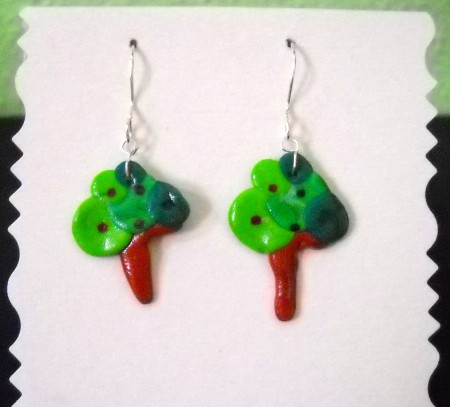 Pendientes de sculpey con forma de arbol